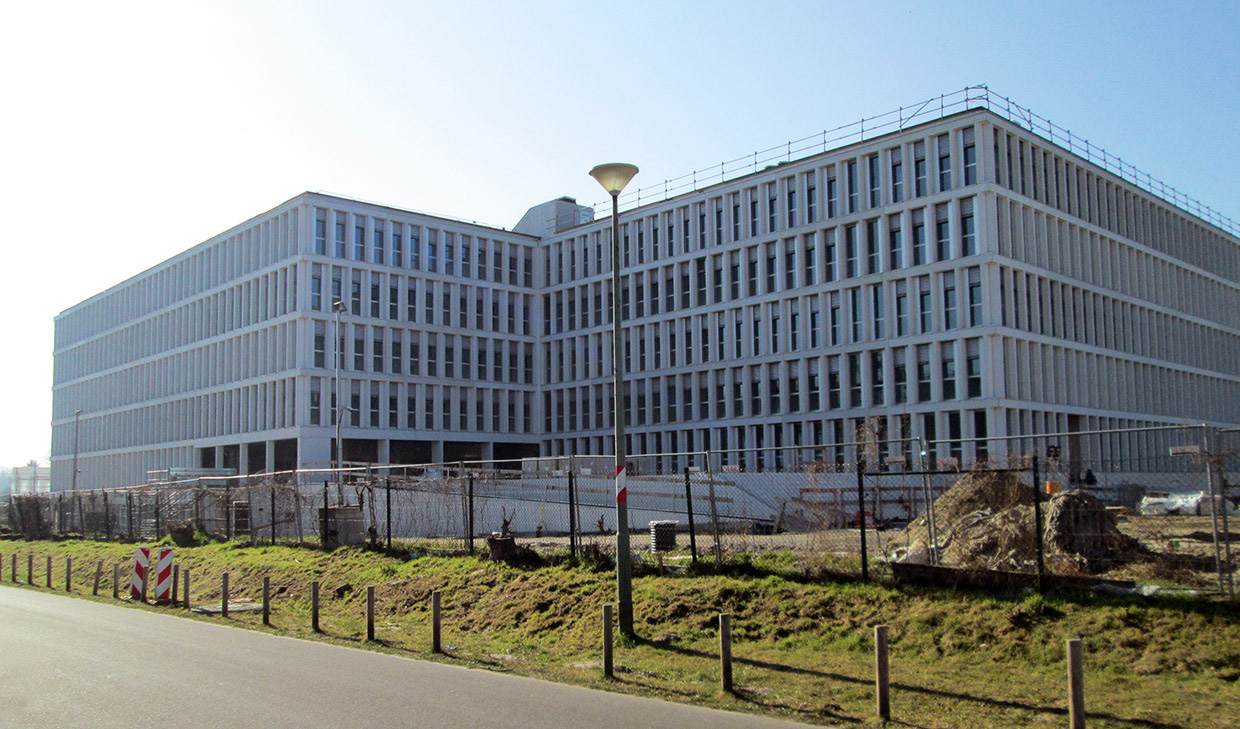 Teilansicht der Außenfassade mit insgesamt drei versetzten Baukörper, Straße An den Kopfweiden . Neubau Bundespolizeipräsidium, Potsdam