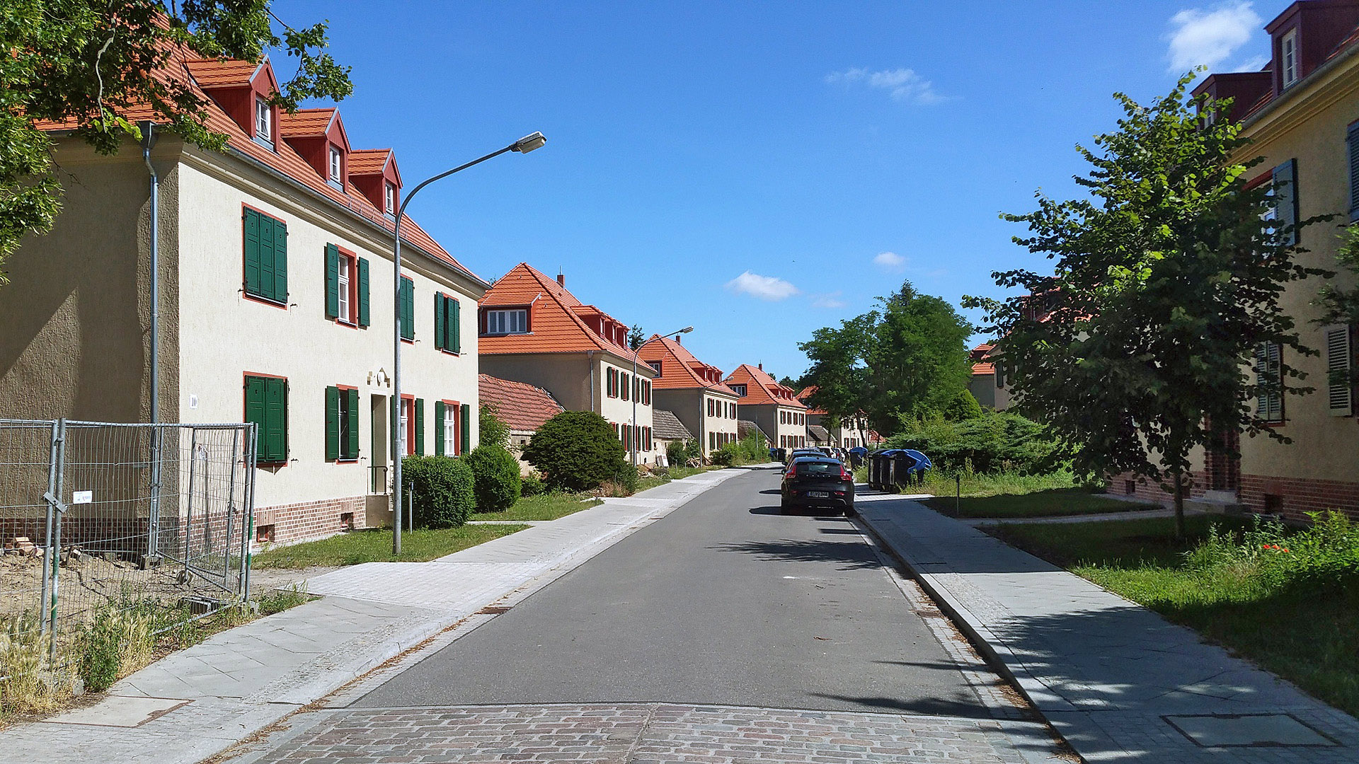 Strassenansicht mit Wohnhäusern . Sanierung Eisenbahnersiedlung, Elstal/ Wustermark
