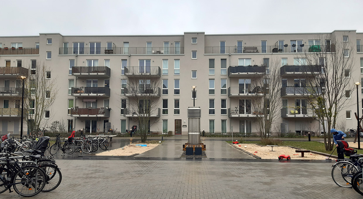 weitere Ansicht Innenhof mit gegenüberliegenden Fassaden . Neubau Wohnanlage Schmohlgärten, Berlin