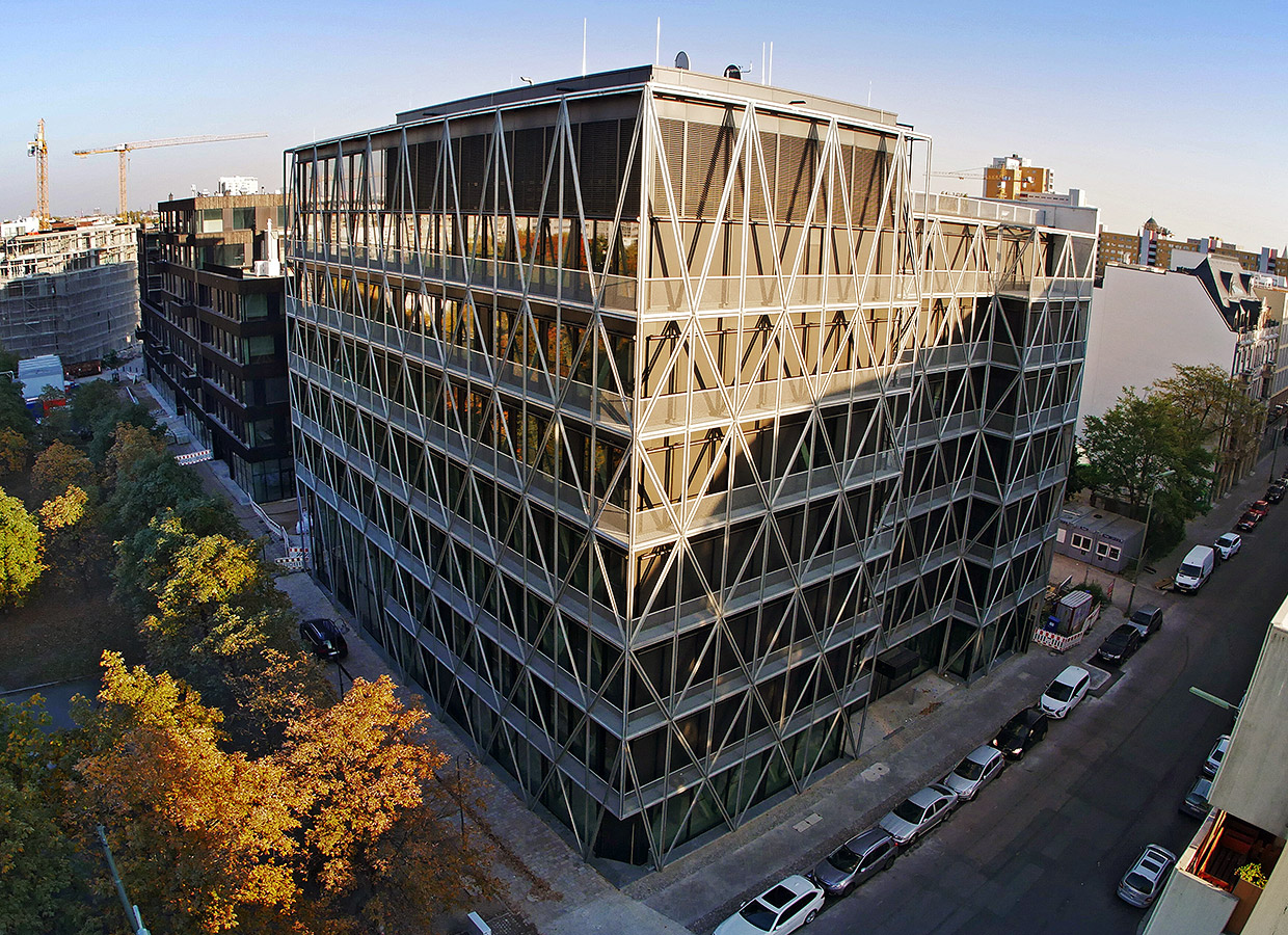 Gesamtfassadenansicht Friedrichstrasse/ Ecke Besselpark . Neubau taz-Redaktionsgebäude, Berlin