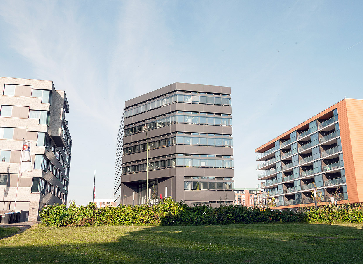 Ansicht Barkhausenstraße mit Nachbargebäuden . Neubau Verwaltungsgebäude der Arbeitnehmerkammer Bremen