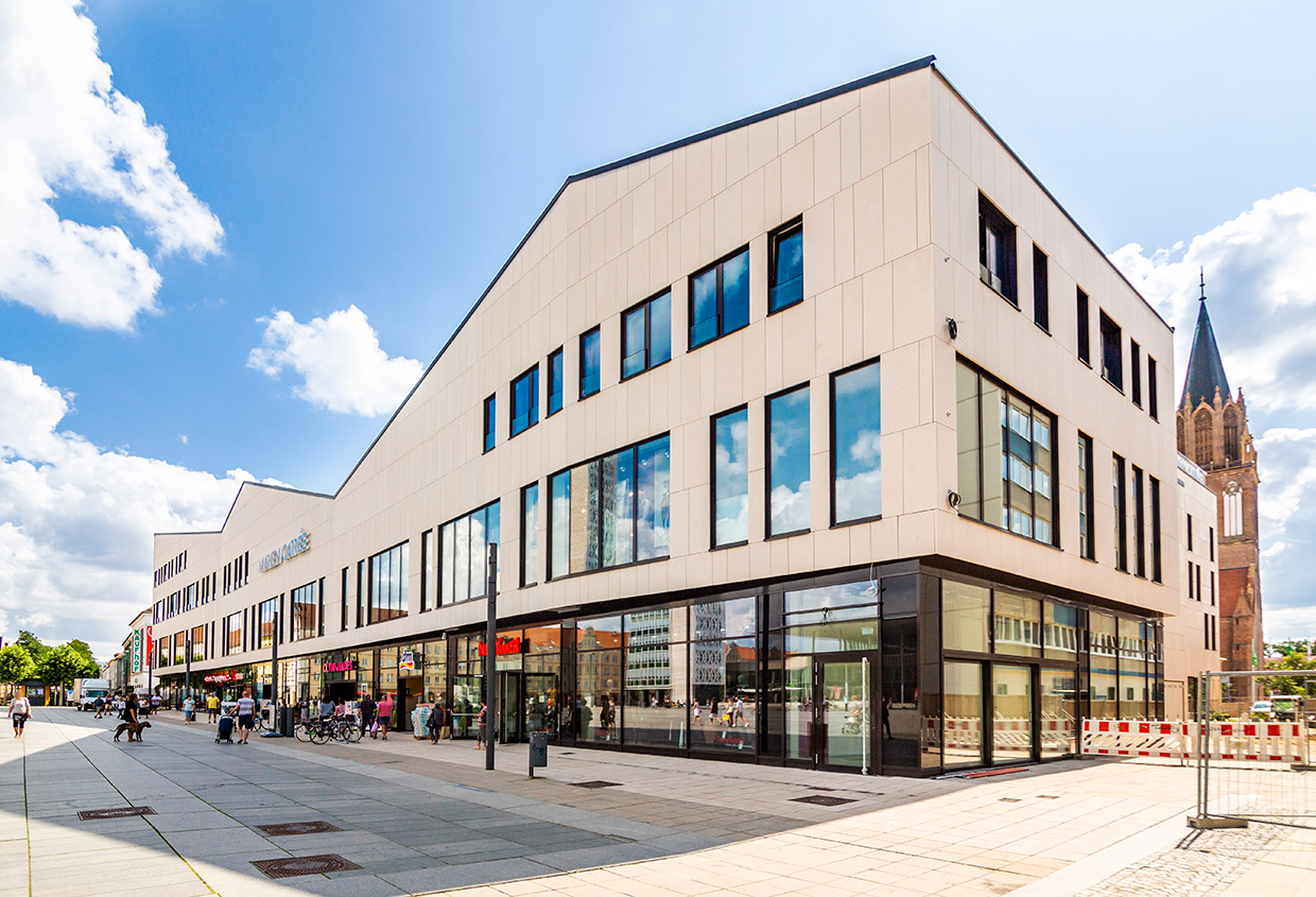 Ansicht Fassade Treptower Straße/ Waagestraße . Neubau Einzelhandelszentrum Marien Carrée in Neubrandenburg