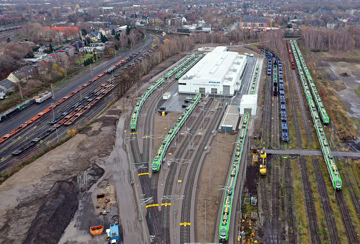 weitere Luftbildansicht mit Ansicht Zugeinfahrtsbereich in die Instandhaltungswerkstatt . Neubau Instandhaltungs-Werkstatt für Regionalbahnzüge, Herne