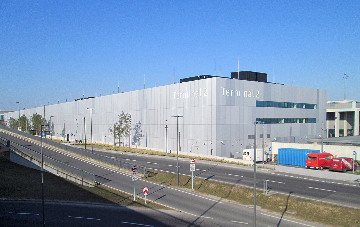 Ansicht Fassade aus silbereloxierten, geschliffenen Aluminiumpaneelen, August-Heinrich-Euler-Straße / Melli-Beese-Ring . Neubau Terminal 2 am Flughafen Berlin-Brandenburg, Berlin-Schönefeld