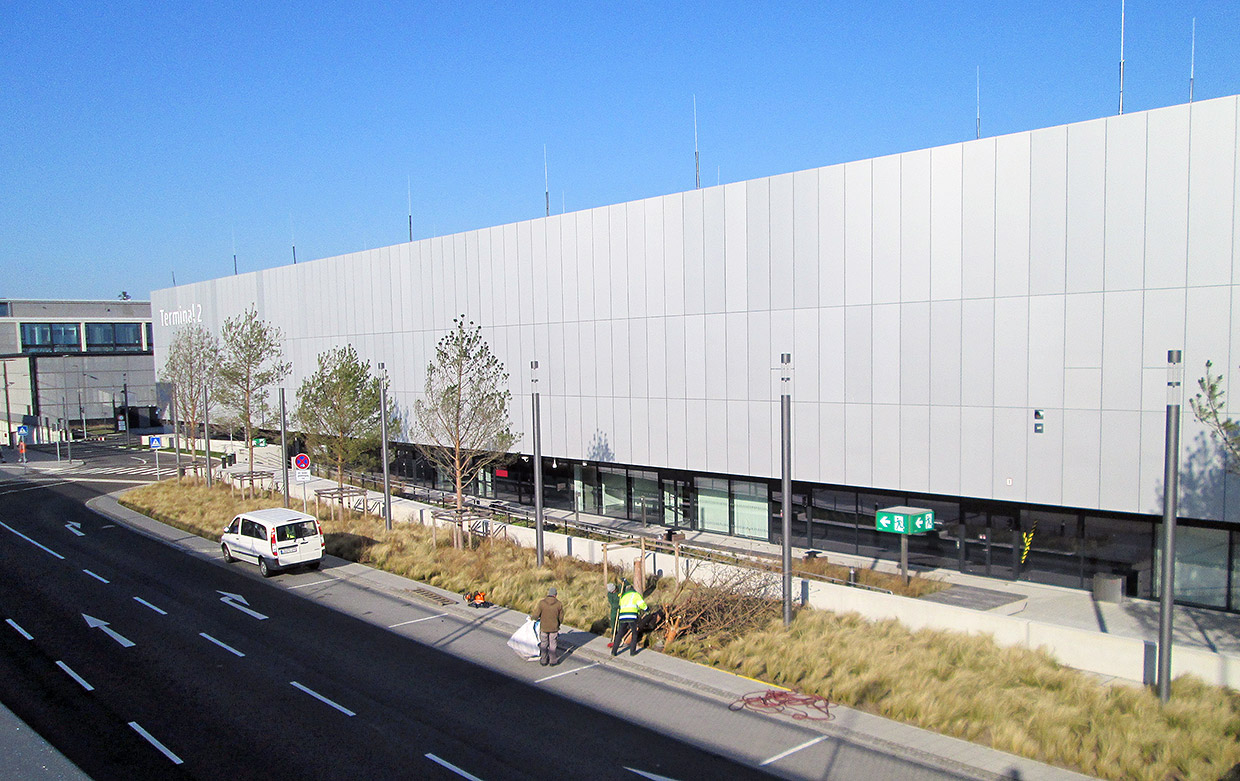 weitere Ansicht Fassade, August-Heinrich-Euler-Straße / Comuterhof Nord . Neubau Terminal 2 am Flughafen Berlin-Brandenburg, Berlin-Schönefeld