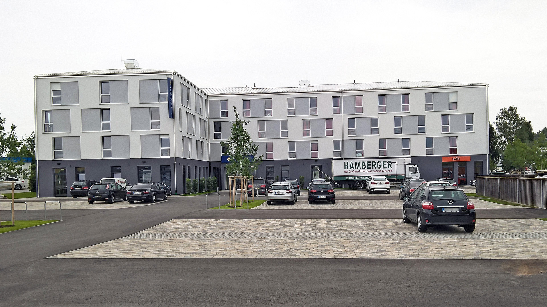 Aussenansicht des Hotels mit Parkplatz, Newtonstraße . Hotelneubau, Dachau