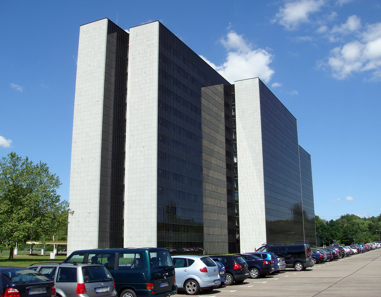 Ansicht der Fassade mit Parkflächen an der Sengelmannstraße . Sanierung Bürogebäude Vattenfall, Hamburg