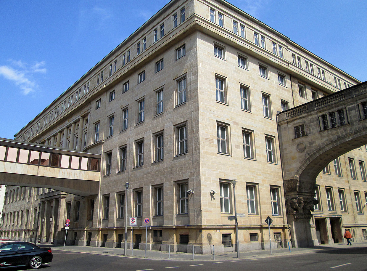 Fassadenansicht mit Verbindungsbrücken Mauerstraße und Französische Straße . Sanierung Bundesministerium für Gesundheit, Berlin