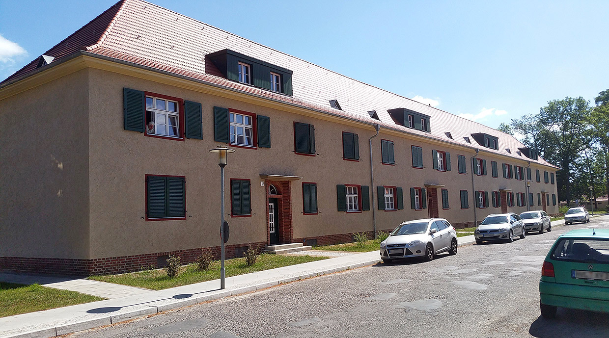 Außenansicht Mehrfamilienhaus Karl-Liebknecht-Platz . Sanierung Eisenbahnersiedlung, Elstal/ Wustermark