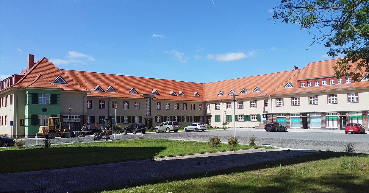 Strassenansicht am Karl-Liebknecht-Platz . Sanierung Eisenbahnersiedlung, Elstal/ Wustermark