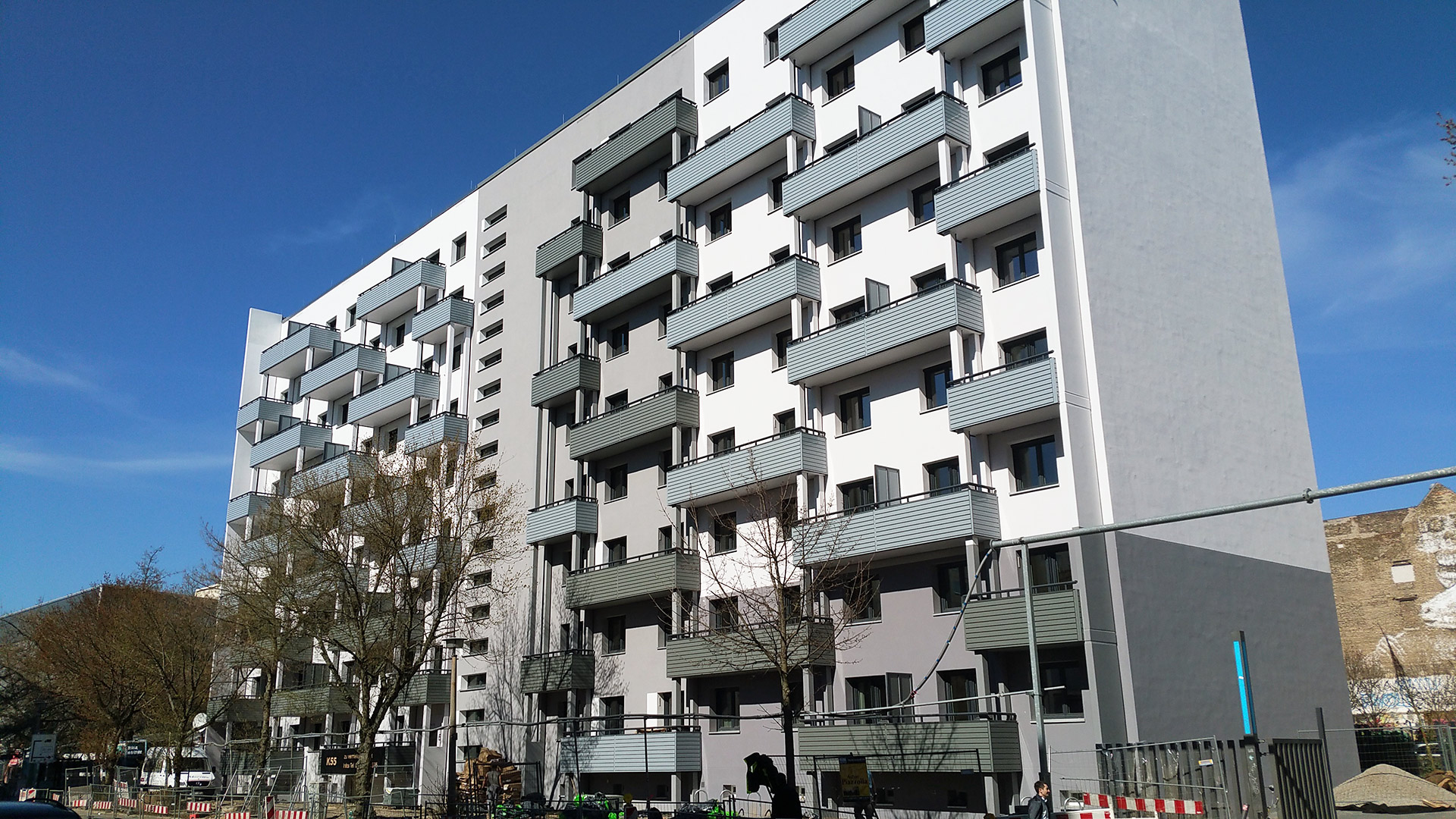 Gebäude-/ Fassadenansicht des Wohnhauses an der Köpenicker Straße . Sanierung Mehrfamilienhaus, Berlin