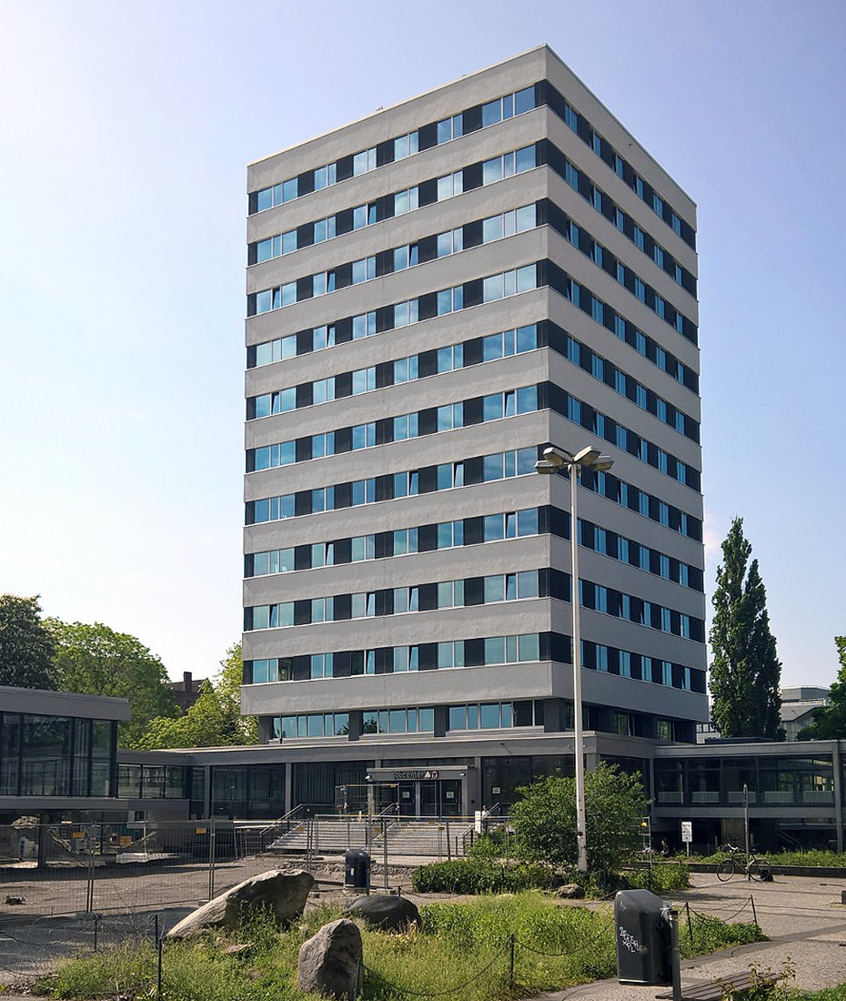 Gebäudeansicht mit Vorplatz an der Müllerstraße, Sanierung Jobcenter Berlin-Mitte, ehemaliges Rathaus Müllerstraße, Berlin