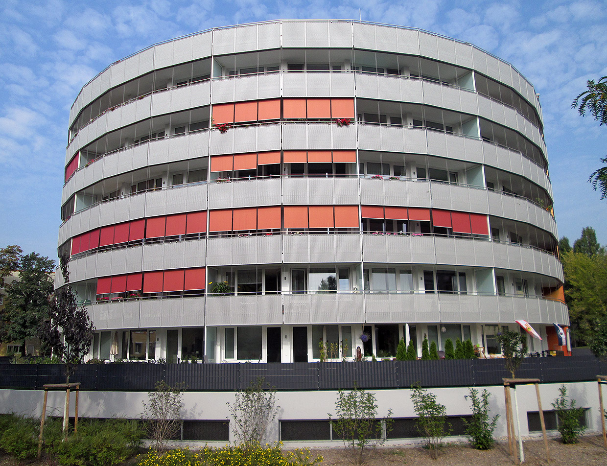 Außenansicht Wohnhaus mit Verschattungssystem und großzügigen Balkonanbauten . Neubau Mehrfamilienhaus, Degnerstraße Berlin