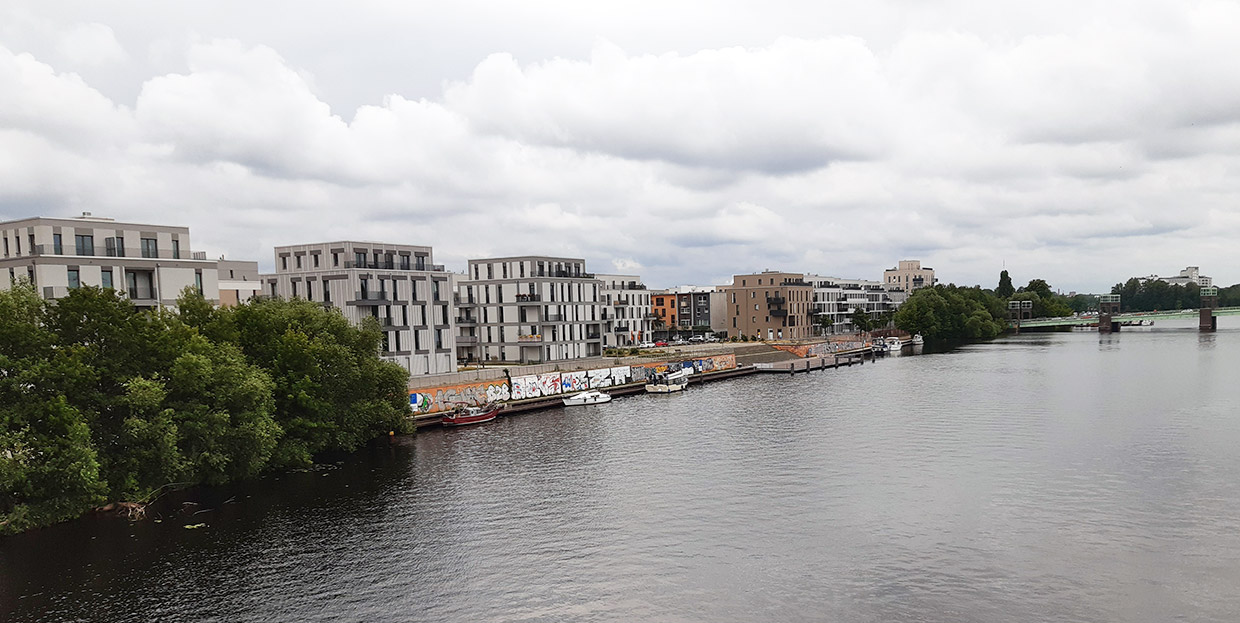 Blick von der Havel auf das Neubaugebiet (im Hintergrund Spandauer Seebrücke) . Neubau Wasserstadt Oberhavel, Berlin-Spandau