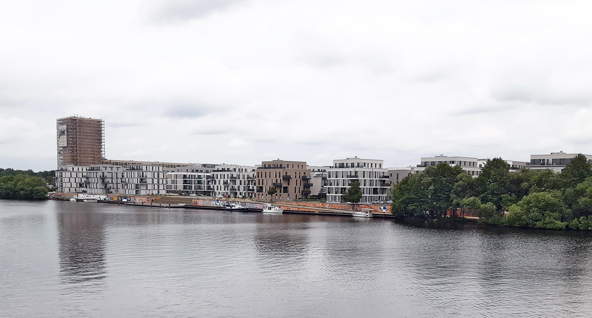 Blick von der Havel auf das Neubaugebiet . Neubau Wasserstadt Oberhavel, Berlin-Spandau