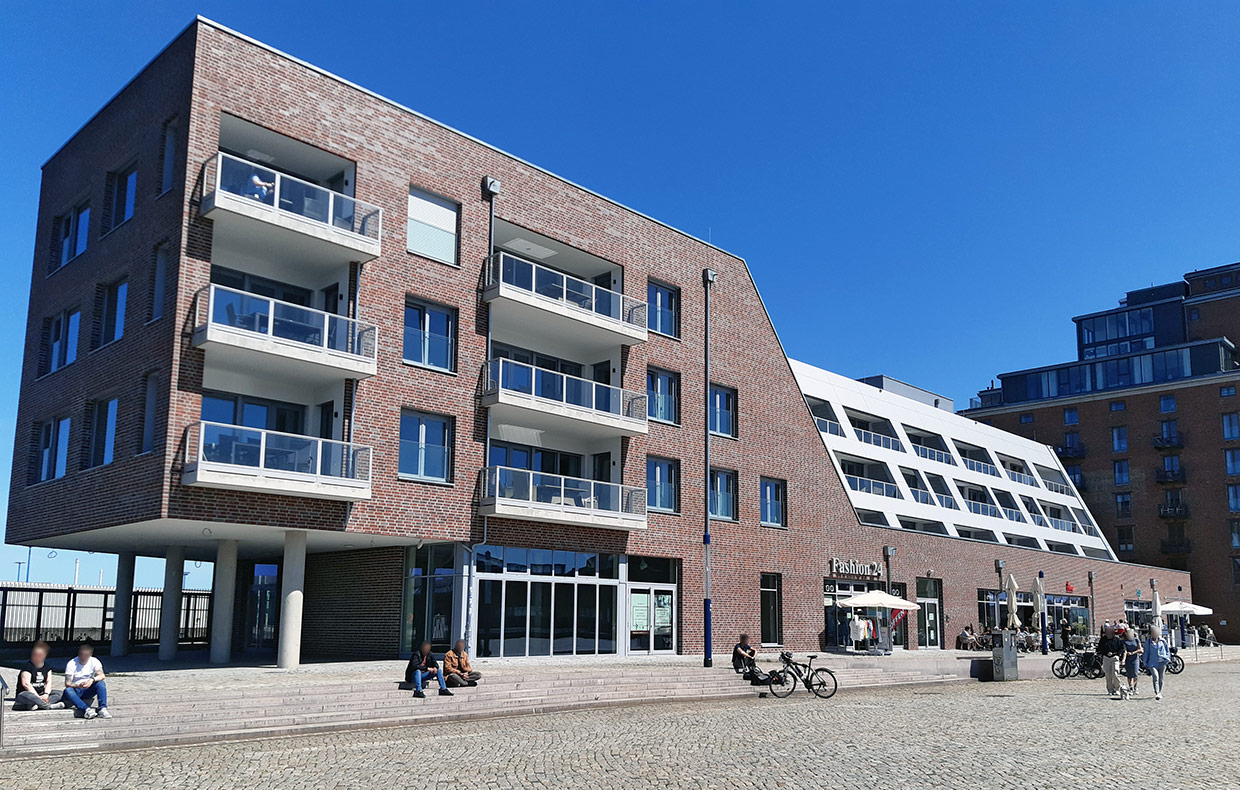 Ansicht der Hafenspitze Wismar am Alten Hafen mit Ohlerich Speicher im Hintergrund . Neubau Wohn- und Geschäftshaus Hafenspitze, Wismar